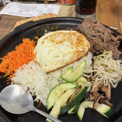 Mandoo Rang - Hot Stone Bibimbap