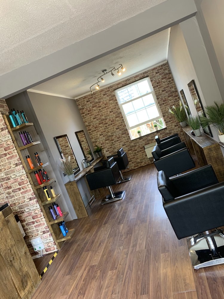 TRIM & PROPER Updated August 2024 49 High Street, Sandy, Central