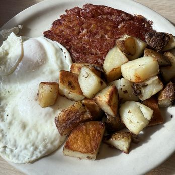 Kaneohe Pancake House - Corned Beef Hash, Eggs and Skillet Roasted Potatoes - Breakfast & Brunch Near Me - Kaneohe, Hawaii