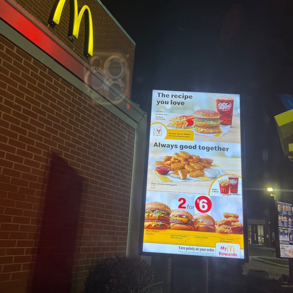 a sign for a fast food restaurant a sign for a fast food restaurant