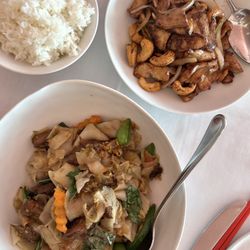Si Laa - Devil Noodles & Cashew Chicken