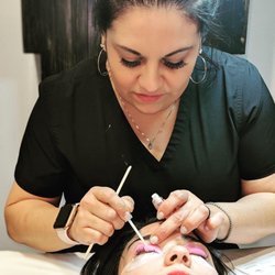 The Basic Bee Spa - Performing a lash lift