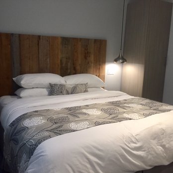 Hôtel Suites Lac-Brome - Upstairs bedroom - Hotels Near Me - Foster, Quebec Hôtel Suites Lac-Brome - Upstairs bedroom - Hotels Near Me - Foster, Quebec