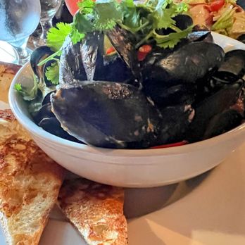 Blackback Pub - Mussels - Pubs Near Me - Waterbury, Vermont