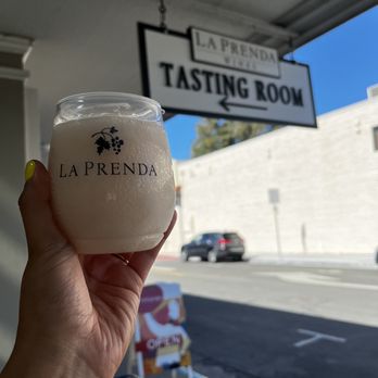 La Prenda Wines - Frosé to go - Wine Tasting Room Near Me - Sonoma, California La Prenda Wines - Frosé to go - Wine Tasting Room Near Me - Sonoma, California