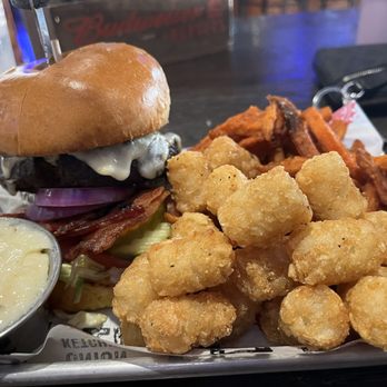Cold Beers & Cheeseburgers - Sports Bars Near Me - Phoenix, Arizona Cold Beers & Cheeseburgers - Sports Bars Near Me - Phoenix, Arizona