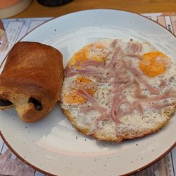 Mocambo Coffee - Egg with ham + Chocolate croissant
