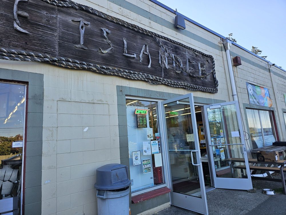 The Islander Store Logo