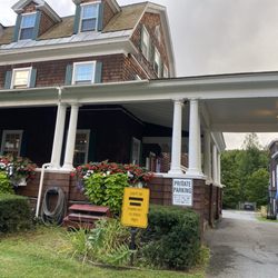 The Crafts Inn - Entrance to Crafts Inn and drive. To the back parking area.