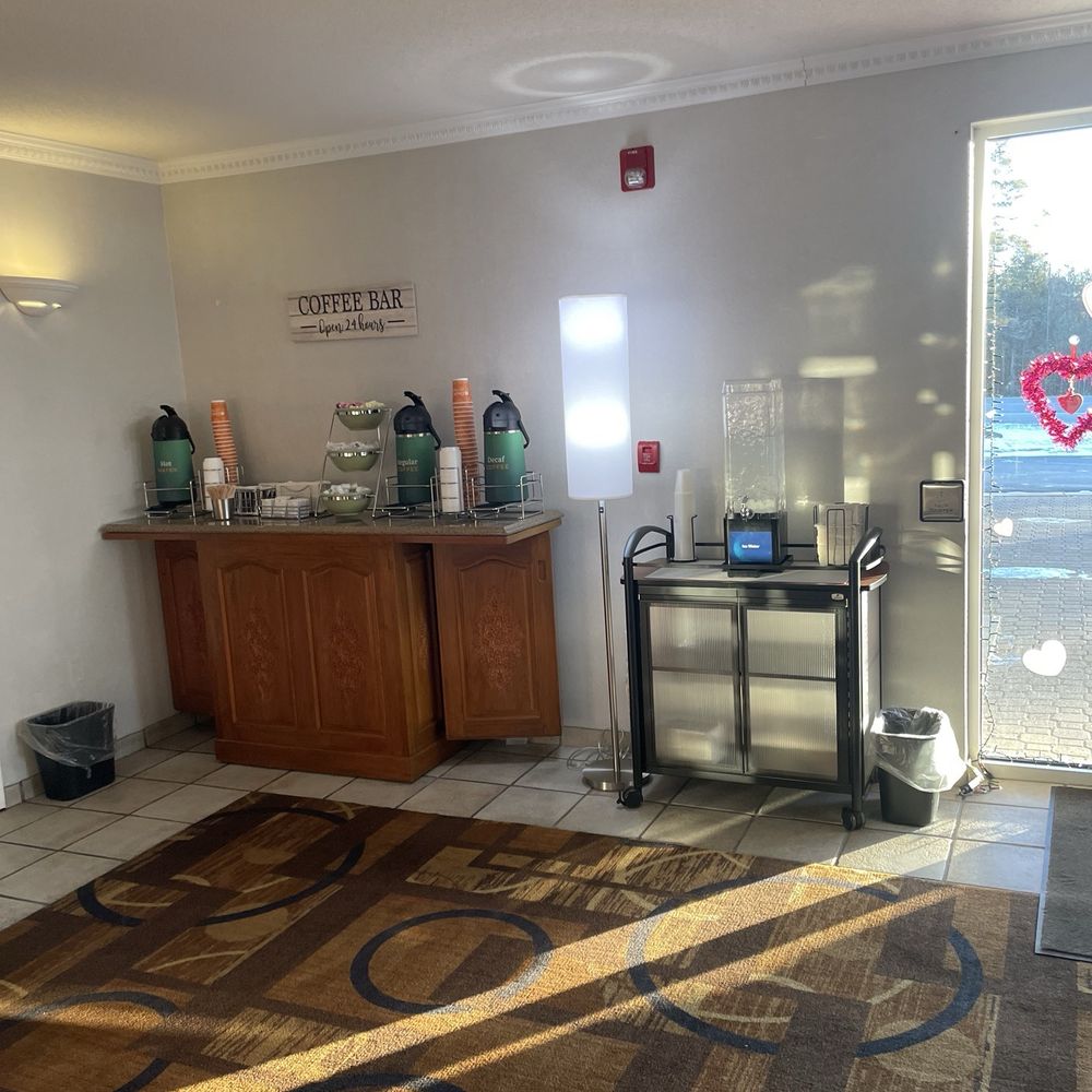 Quality Inn & Suites - Complimentary beverages - Hotels Near Me - Manistique, Michigan