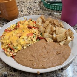 chilaquiles a la mexicana con papas y frijoles