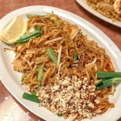 Bangkok Tokyo - chicken pad thai