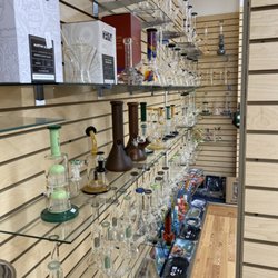 Smoke Island - Water pipes and rolling trays