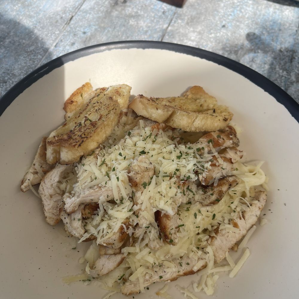 Puerto Santo - Chicken Fettuccine with white wine sauce - Seafood Near Me - Cancún, ROO Puerto Santo - Chicken Fettuccine with white wine sauce - Seafood Near Me - Cancún, ROO