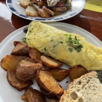 Cafe on 27 - Axcellent Omelette and Burrata Salad - Breakfast & Brunch Near Me - Topanga, California