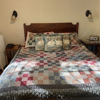 Amherst Inn - IVY room - two beds. Cozy and well kept - Bed & Breakfast Near Me - Amherst, Massachusetts