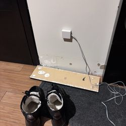Le Petit Hotel - Broken wall board in my room