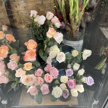 Strelitzia Flower Company - Beautiful roses - Florists Near Me - Davis, California