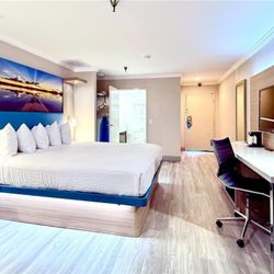 Days Inn by Wyndham Los Angeles LAX/Redondo/Manhattan Beach - Guest room