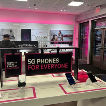 T-Mobile Experience Store - Mobile Phones Near Me - Irving, Texas