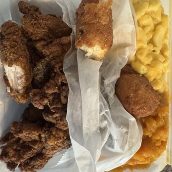 8020 Eatery - Lounges Near Me - Virginia Beach, Virginia