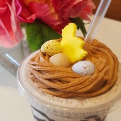 Chick Boss Cake - Mini egg shake