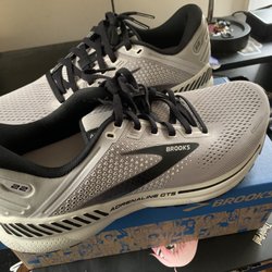 Marathon Sports - Brooks Adrenaline 22