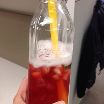 Plentea - Fresh fruit oolong tea with strawberries - Tea Rooms Near Me - San Francisco, California