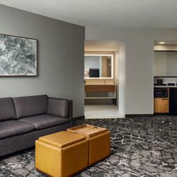 Embassy Suites by Hilton Hampton Convention Center - Guest room