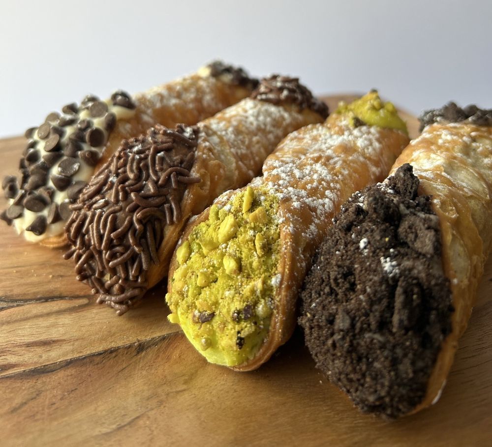 Mr Cannoli NC & Sweets Logo