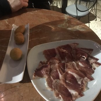 Distrito V - Yummy tapas - Tapas Bars Near Me - Barcelona, B