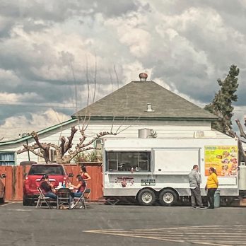 Taqueria Mi Casita - a food truck parked in a parking lot - Mexican Near Me Taqueria Mi Casita - a food truck parked in a parking lot - Mexican Near Me