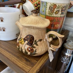 Wally's Treasures Antique Mall - Mushroom tea pot