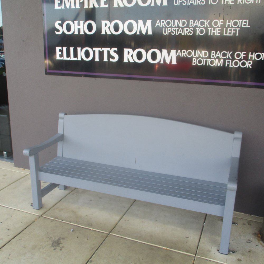 The Manhattan Hotel - Entrance Seat - Sports Bars Near Me - Ringwood, VIC The Manhattan Hotel - Entrance Seat - Sports Bars Near Me - Ringwood, VIC