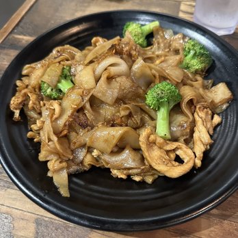 Thai Towne Eatery - Pad See Ew Noodle - Thai Near Me - Orange, California