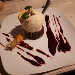 Restaurant Carls - Schokoküchlein mit flüssigem Kern, Vanilleeis und Waldbeersoße
