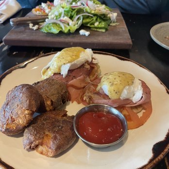 District Kitchen - Anderson Lane - Eggs Benedict Brunch - New American Near Me - Austin, Texas District Kitchen - Anderson Lane - Eggs Benedict Brunch - New American Near Me - Austin, Texas