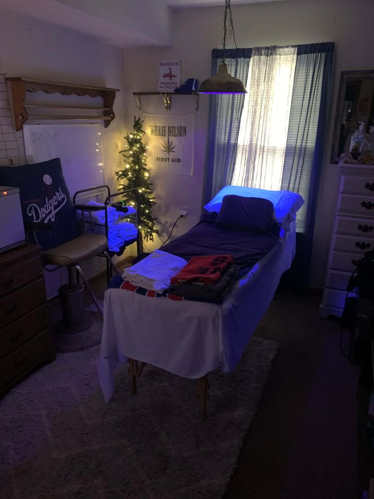 Massages by Staci Logo