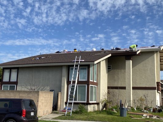 Yoshida Roofing Company Logo