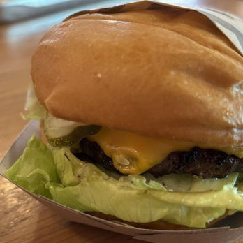 Gott's Roadside - Cheeseburger close-up: Griddled patty, melted cheese, soft bun - American Near Me - Greenbrae, California