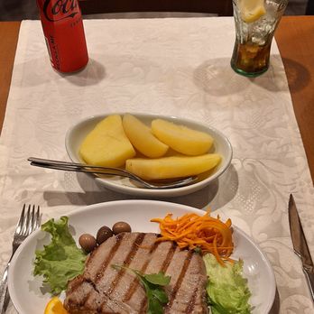 Restaurante Antunes - This is a typical enough Portuguese presentation of "bife de atun" (tuna filet) with batatas cocidas (potatoes) and Coke Zero - Portuguese Near Me - Porto, 13