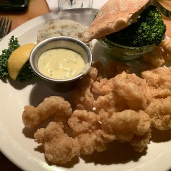 Flamingo Grill - Fried Lobster Bites with béarnaise, broccoli, garlic mashed potatoes, and garlic bread - Seafood Near Me - Myrtle Beach, South Carolina