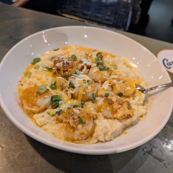 Carolina Brewery - shrimp and grits, great portion, lots of plump shrimp - American Near Me - Chapel Hill, North Carolina