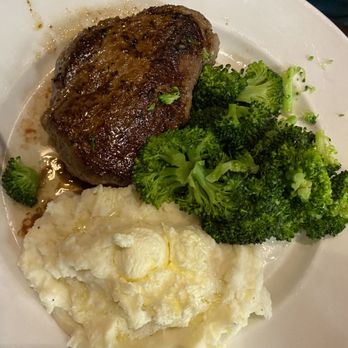 LongHorn Steakhouse - Renegade Sirloin with mashed potato and broccoli - American Near Me - Atlanta, Georgia LongHorn Steakhouse - Renegade Sirloin with mashed potato and broccoli - American Near Me - Atlanta, Georgia