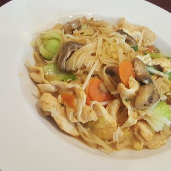 Masan Asian Grill - Rice noodle stir fry with Thai curry sauce - Asian Fusion Near Me - Weston, Florida Masan Asian Grill - Rice noodle stir fry with Thai curry sauce - Asian Fusion Near Me - Weston, Florida