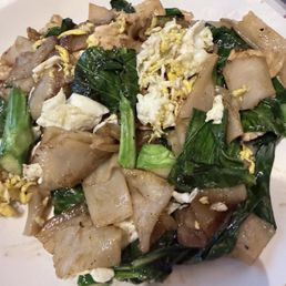 Pad See Ew - it's rare for a lot of Thai restaurants to use flat noodles. This is one of the best that I had in a long time. Pad See Ew - it's rare for a lot of Thai restaurants to use flat noodles. This is one of the best that I had in a long time.