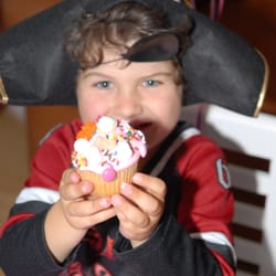 Hey Sugar Cupcakes - Kids love our decorate-your-own cupcake kit