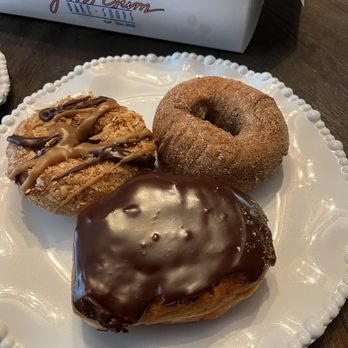 Yum Yum Bake Shops - Caramel Delight Cinnamon Pumpkin  BOSTON CREAM! - Donuts Near Me - Colmar, Pennsylvania