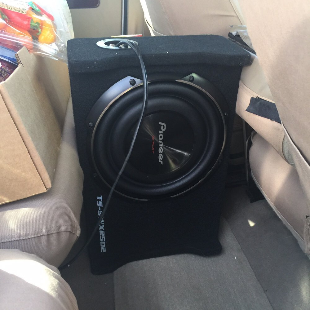 10" subwoofer, which lays flat in middle of floor in back seat...perfect for me; not too much or too little bass 10" subwoofer, which lays flat in middle of floor in back seat...perfect for me; not too much or too little bass