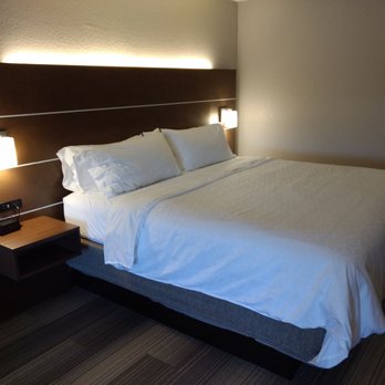 Holiday Inn Express Dublin - Extremely comfy king-size bed - Hotels Near Me - Dublin, Virginia